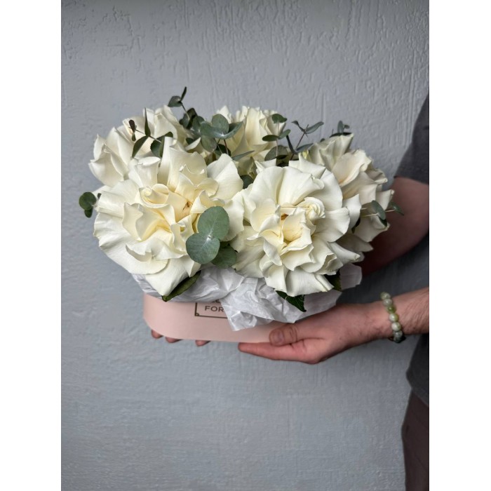 Композиция из белых французских роз и эвкалипта